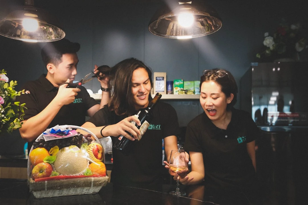 Người trẻ làm việc với đam mê trong quán cà phê ở Việt Nam.